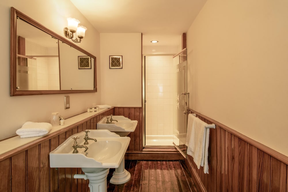 Suite - Photo 16