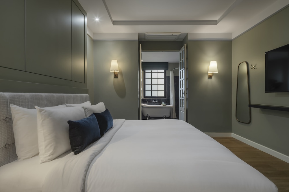 Standard Double Room thumbnail 6