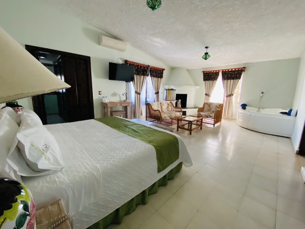 Romantic Suite with Jacuzzi and Living Area (Bugambilias) photo 2