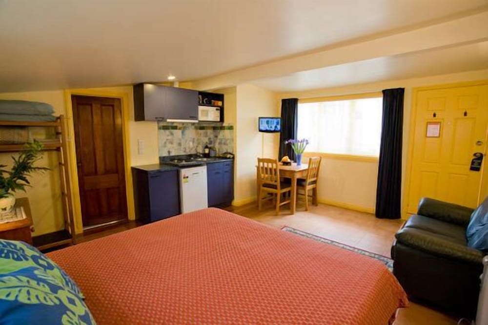 Studio, 1 Queen Bed, Courtyard Area