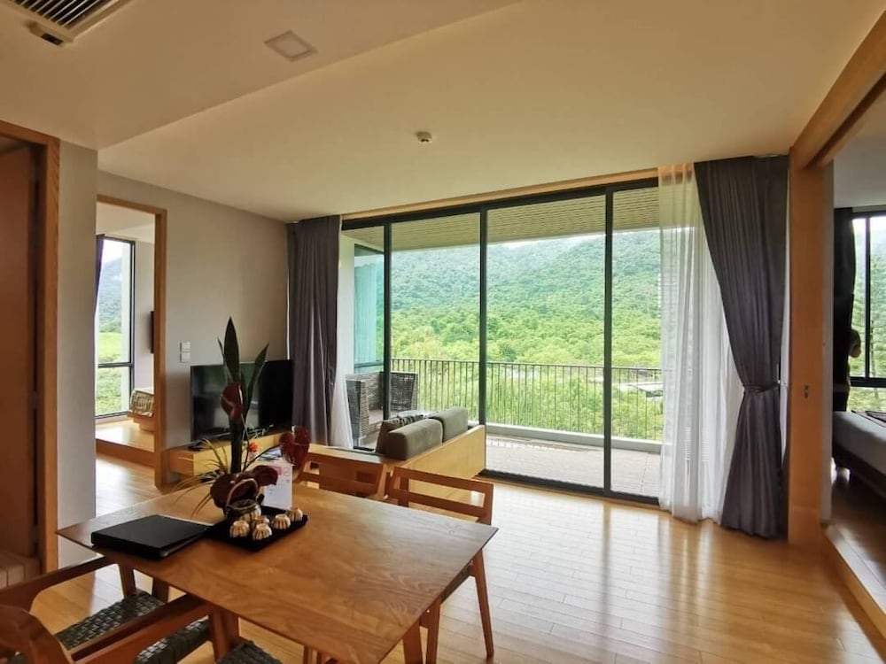 Premier Suite With Mountain View - Photo 2