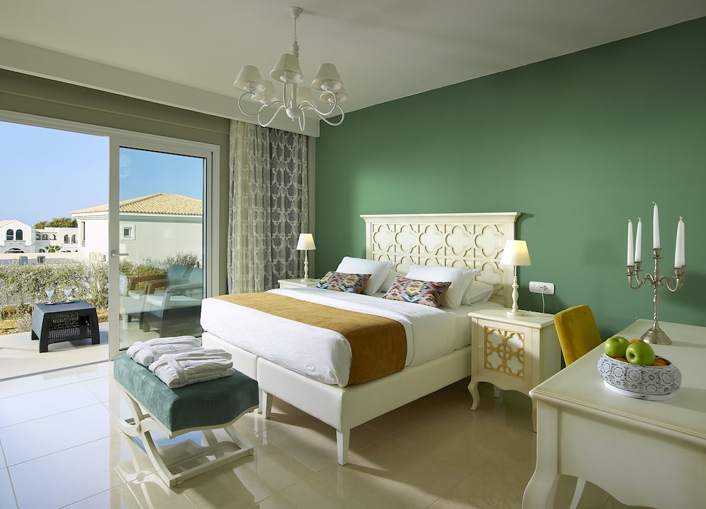 Grand Family Suite 2 Bedrooms Sharing Pool