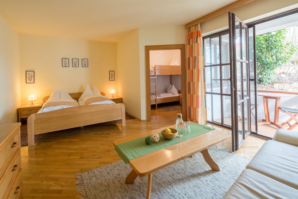 Comfort Room, Garden View