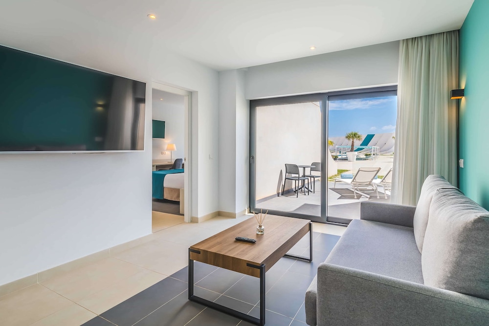 Junior Suite, Pool Access, Pool View (2A1C)