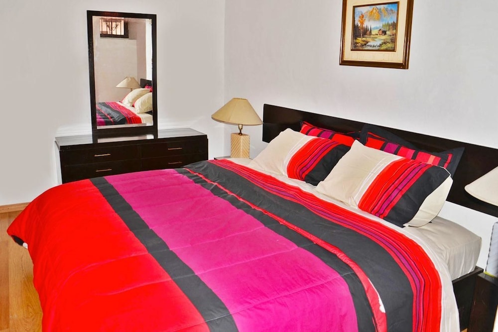Standard Room, 1 Queen Bed photo 2