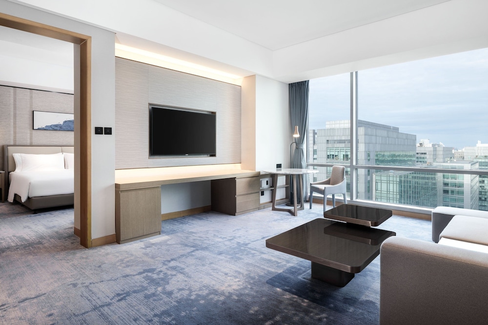 Club Suite, 1 King Bed, City View - Photo 1