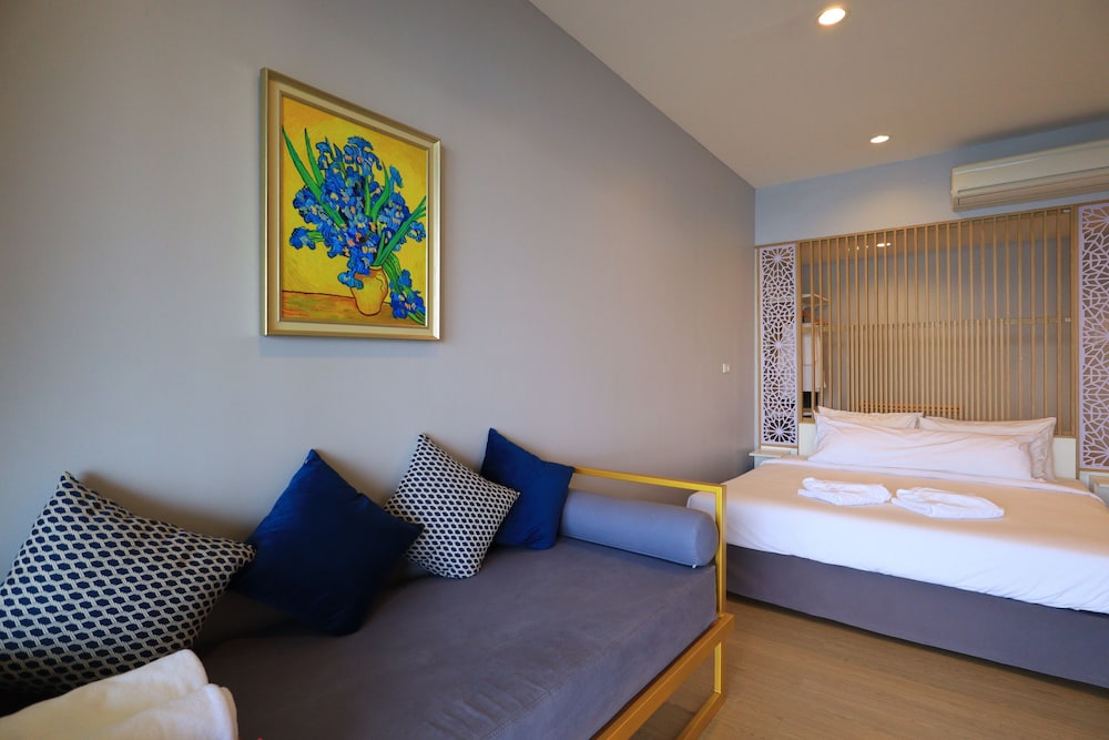 Jacuzzi Deluxe room - King Bed photo 2