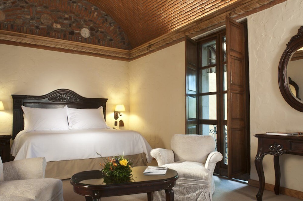 Deluxe Room, 1 King Bed photo 3