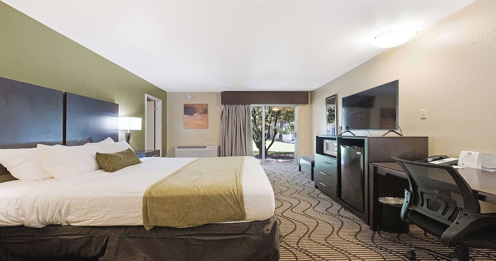 Suite, 2 Queen Beds, Non Smoking, Refrigerator & Microwave - Photo 6
