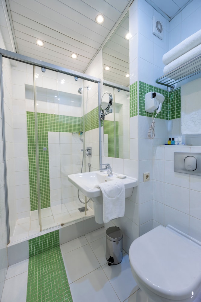 Standard Double Room - Photo 9