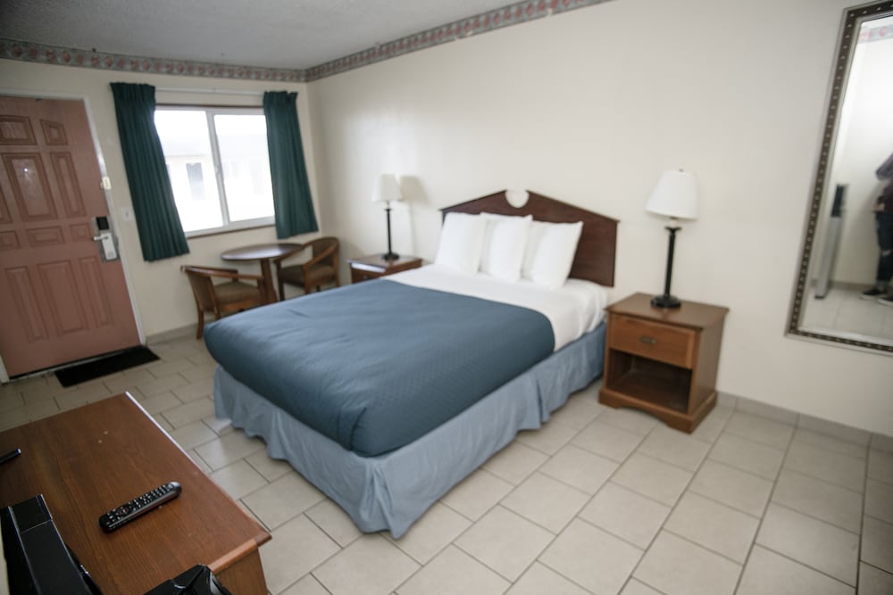 Standard Room, 1 Queen Bed - Photo 3