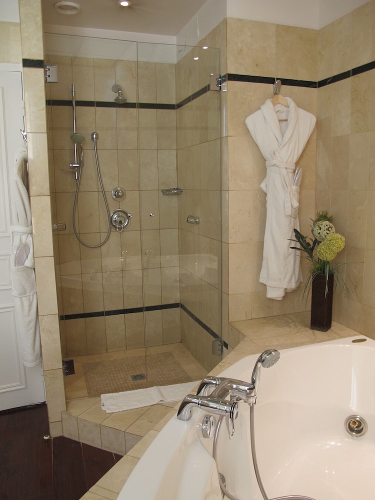 Deluxe Room with Spa access - Photo 3