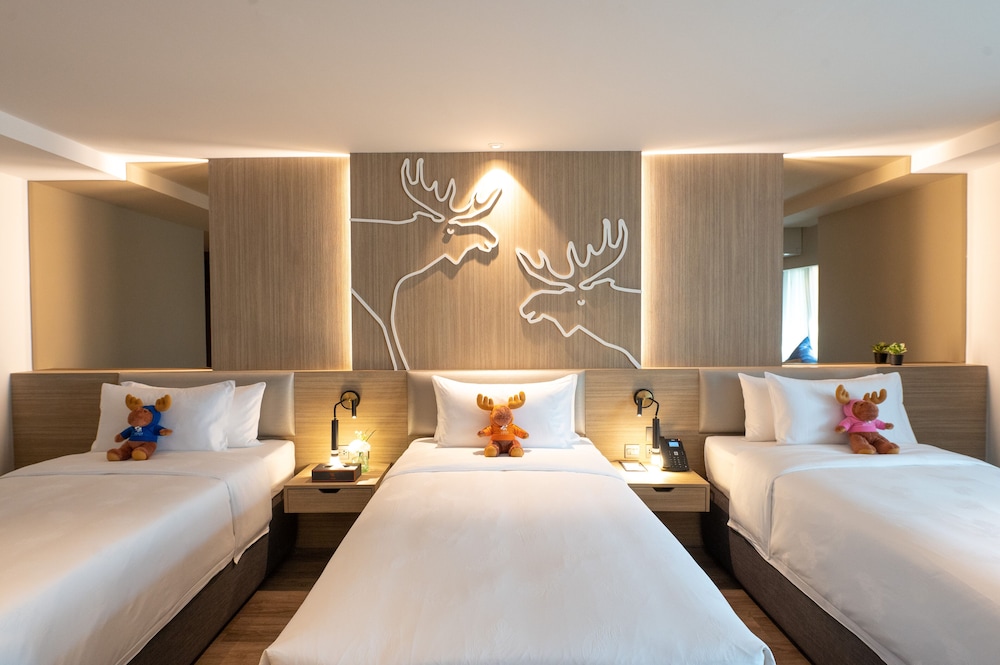 Triple Bed with Bathtub - Photo 6