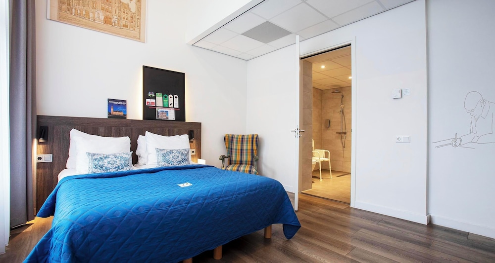 Suite, 1 Queen Bed, Non Smoking photo 3