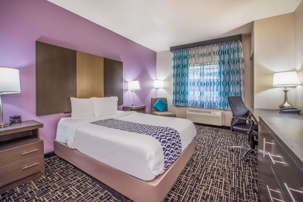 Room, 1 Queen Bed, Accessible, Non Smoking (Mobility Accessible) - Photo 1