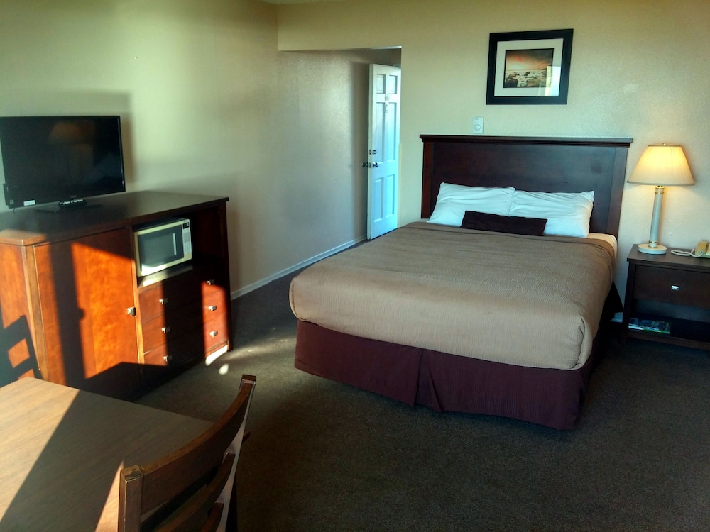 Single Queen Bed (No Pets Allowed) photo 1