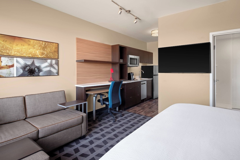 Studio, 1 King Bed with Sofa bed (Mobility Accessible, Roll-in Shower) photo 2