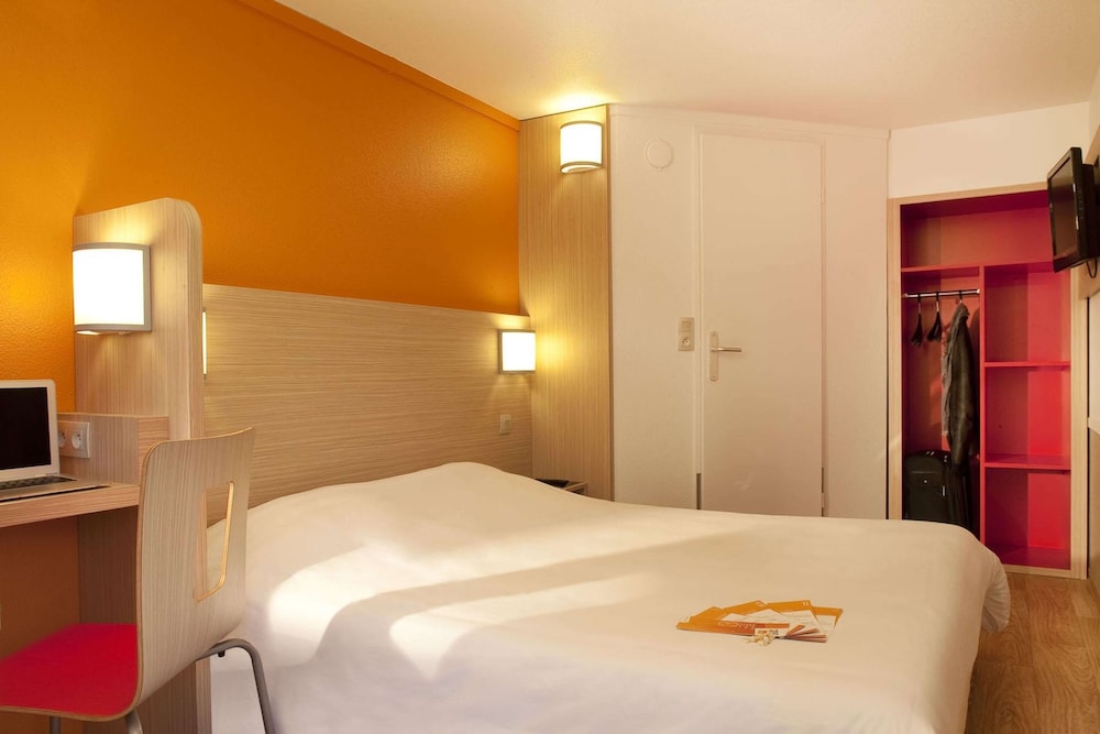 Standard Room, 3 Twin Beds - Photo 1