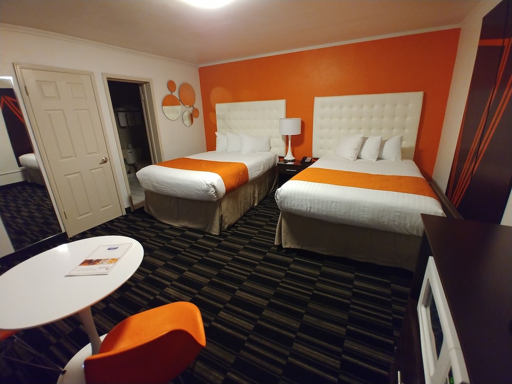 Room, 2 Double Beds, Non Smoking - Photo 4
