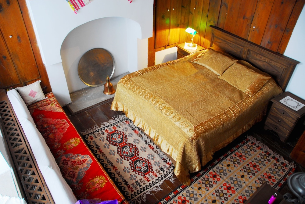 Traditional Room, Shared Bathroom photo 1