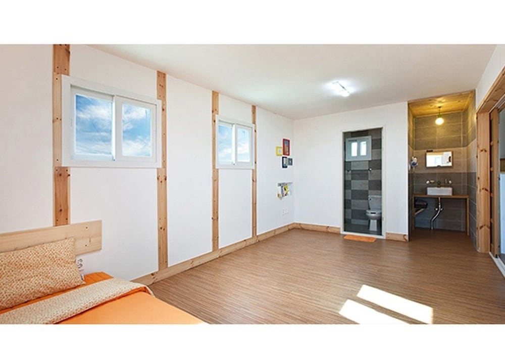Room (Orange House) photo 2
