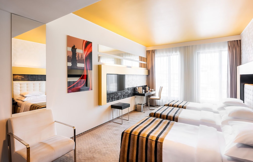 Classic Double or Twin Room with Extra Bed - Photo 8