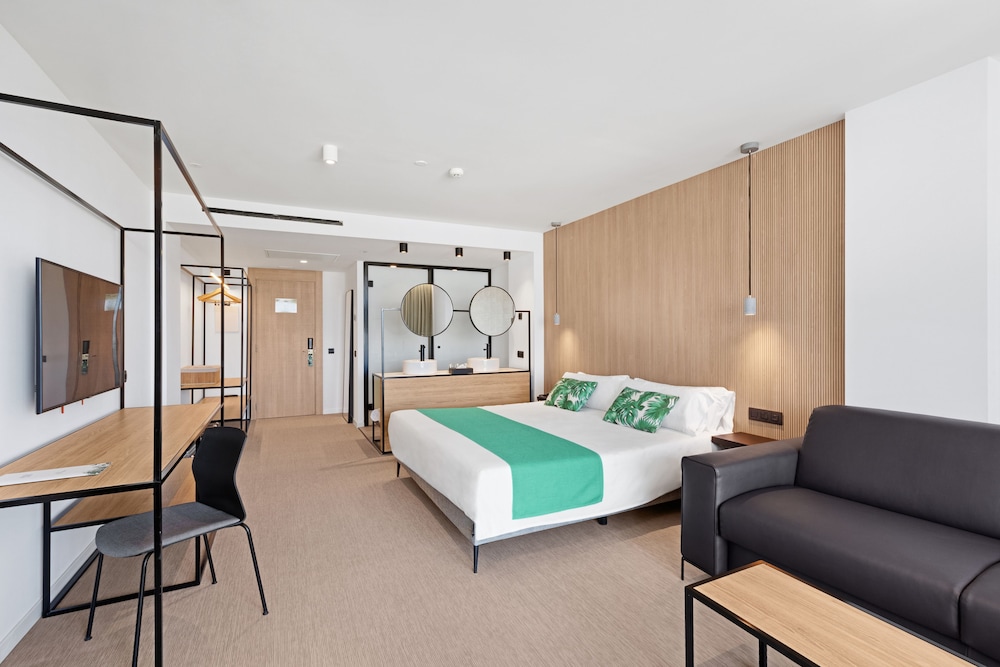 Junior Suite, Balcony (2 Adults + 1 Child)