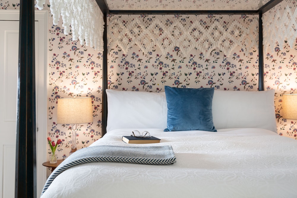 Tavern Room, 1 Queen Bed photo 2