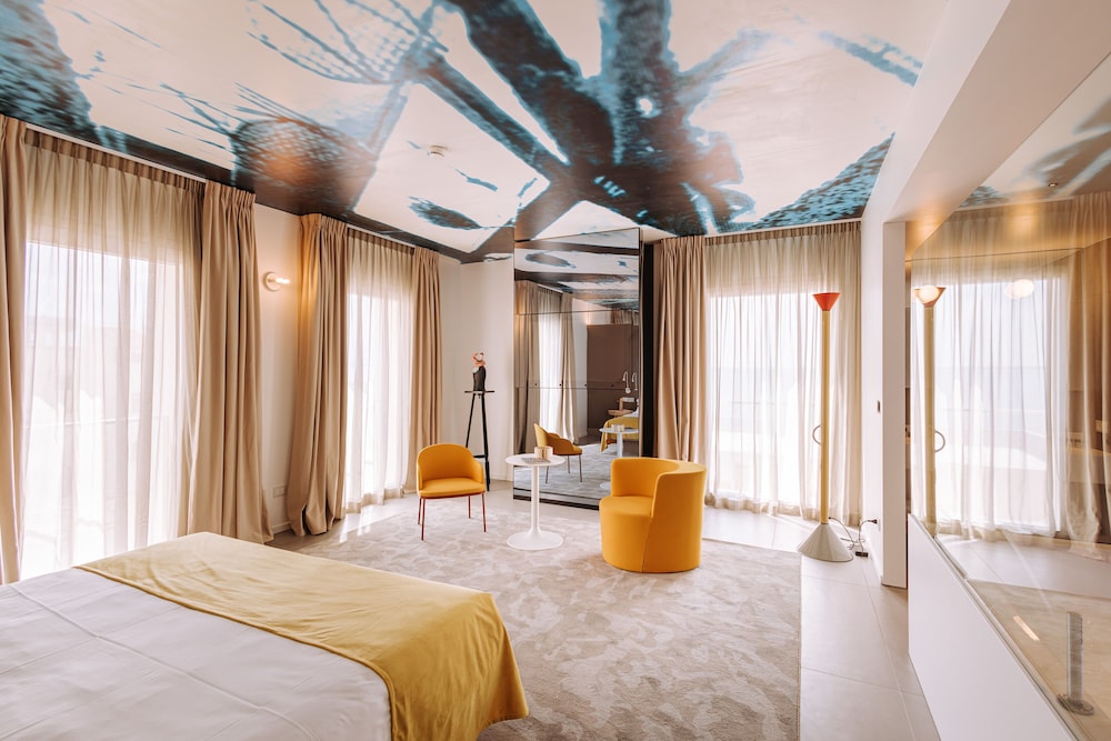 Room (Privilege) - Photo 2