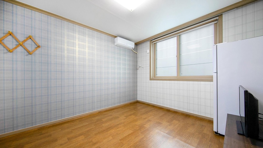 Basic Room, 1 Bedroom (201) - Photo 4