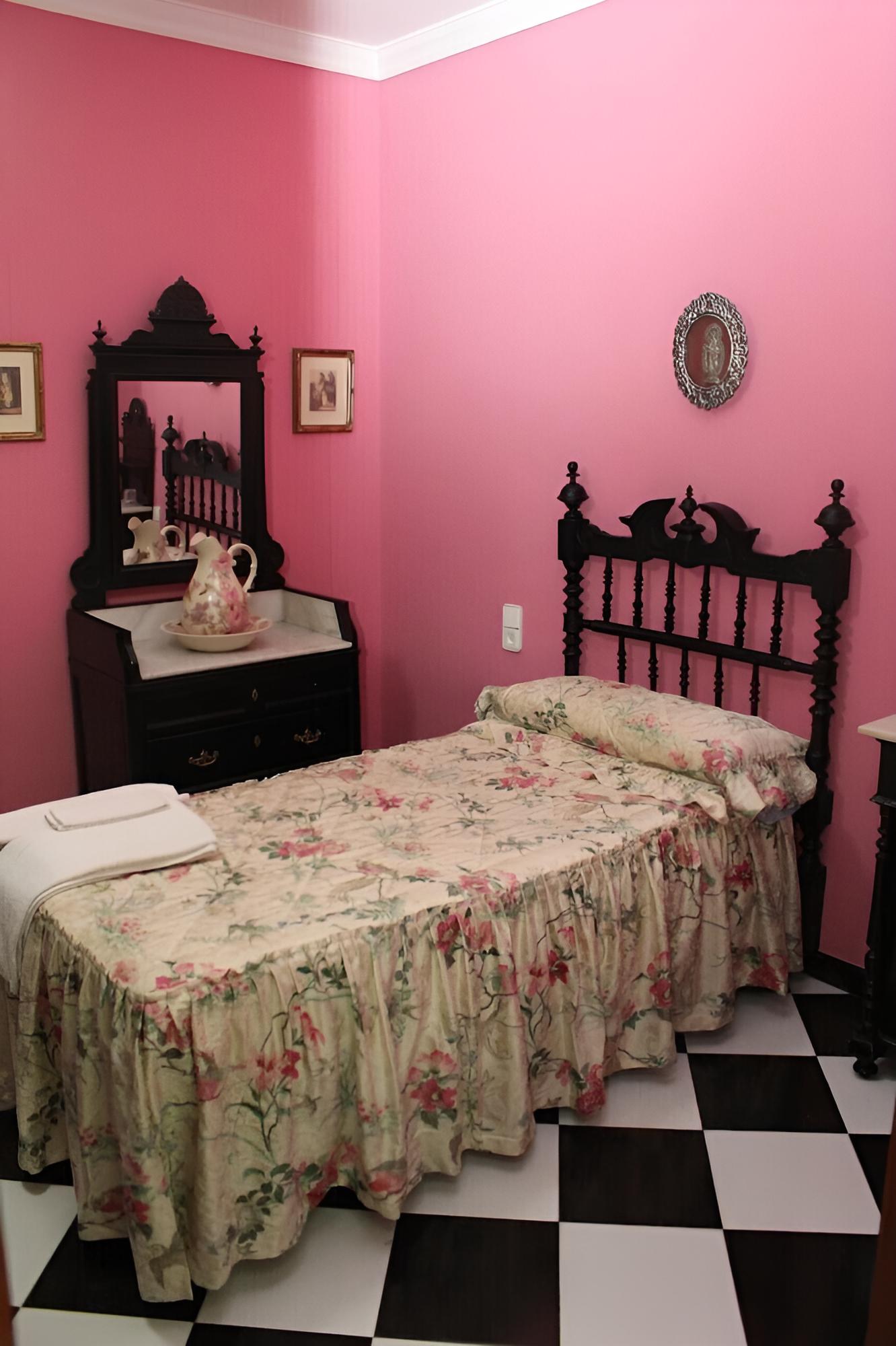 Single Room, Shared Bathroom (Manolo)