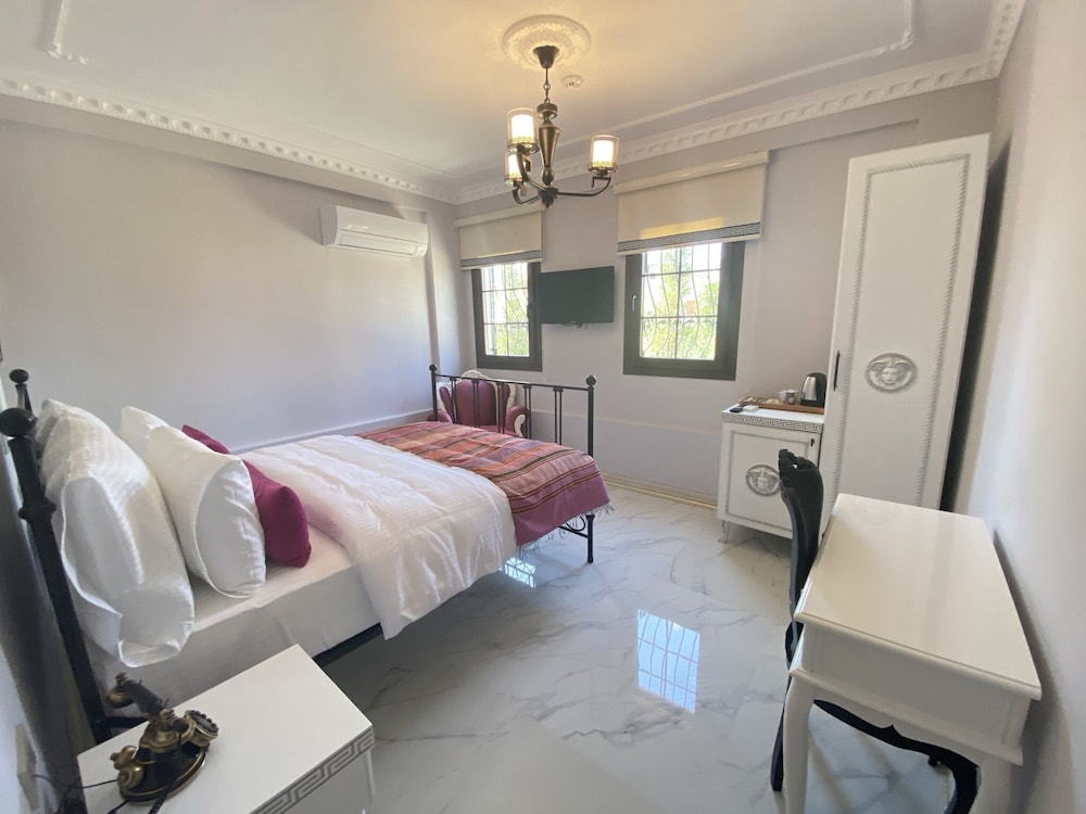 Standard Double Room - Photo 12