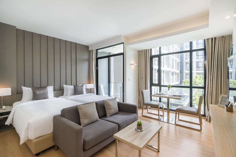 Deluxe Room, Pool View - Photo 20