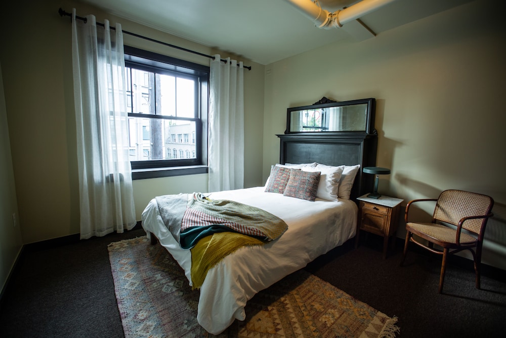 Deluxe Room, 1 King Bed, Accessible, Ensuite (ADA King Room Ensuite)