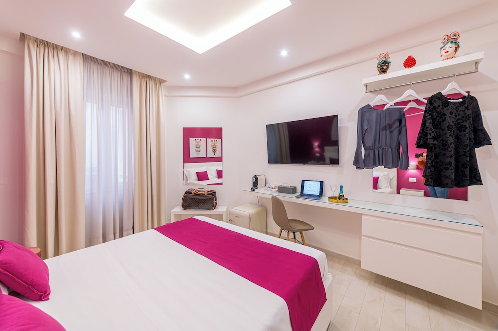 Deluxe Room, 1 King Bed, Ensuite photo 3