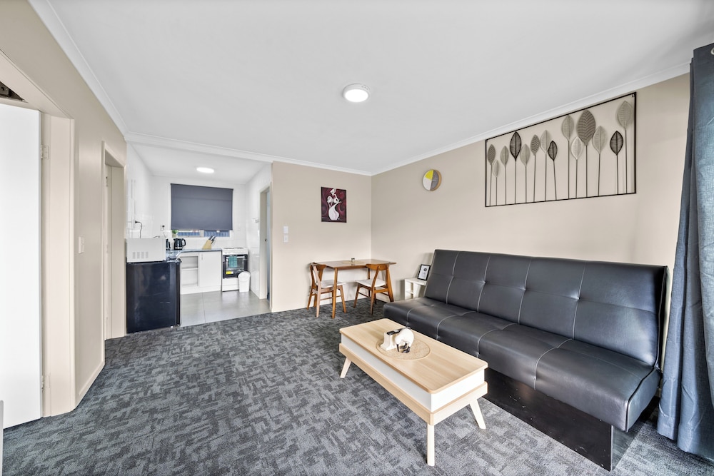 Luxury Apartment, 1 Queen Bed, Kitchenette, Garden View photo 3