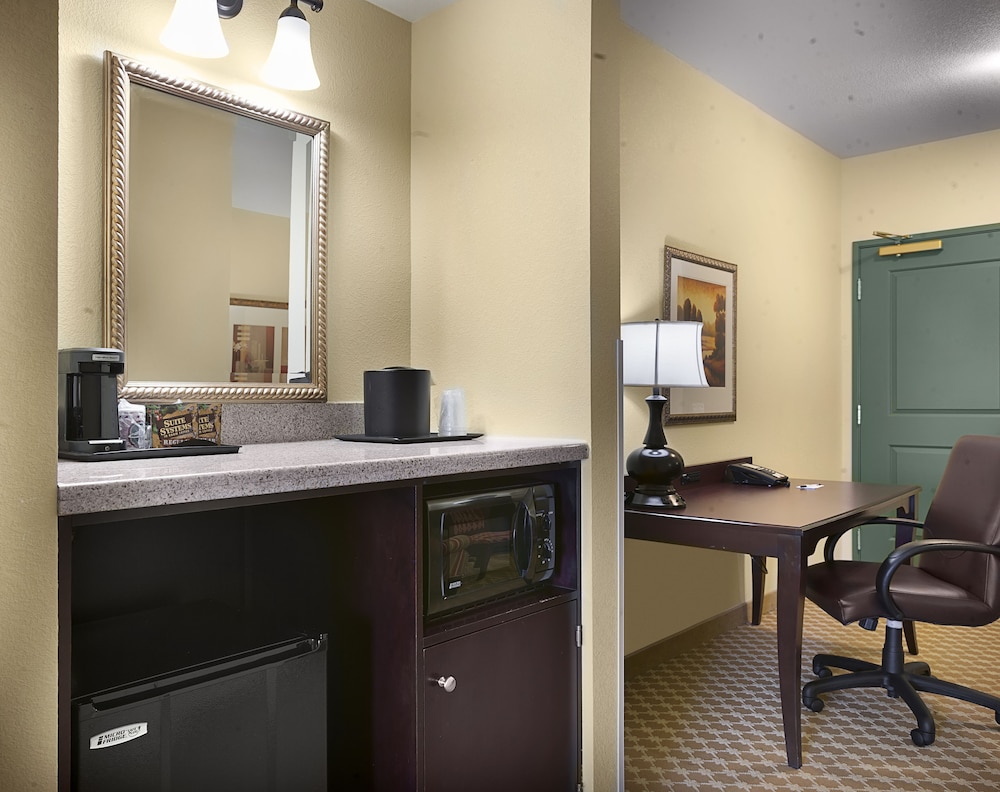 Suite, Non Smoking (2 Queen Beds) - Photo 2
