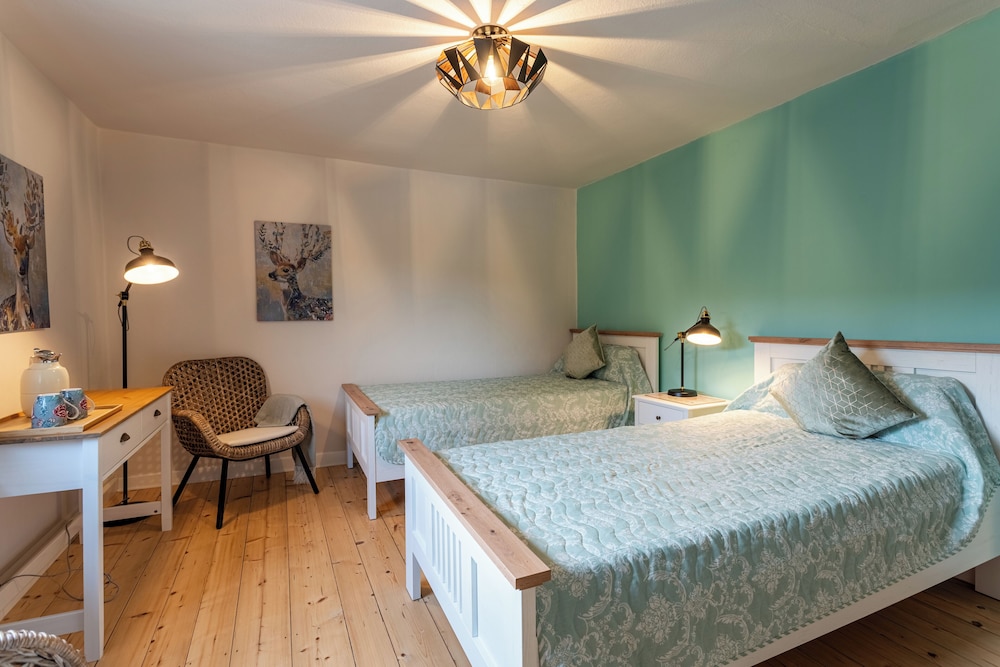 Twin Room, Hill View