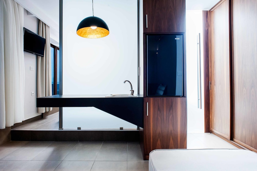 Junior Suite, Jetted Tub, Sea View photo 3