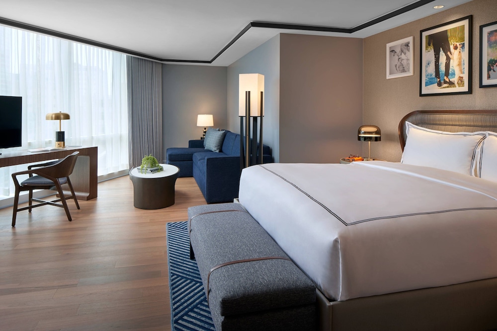 Premier Room, 1 King Bed - Photo 3