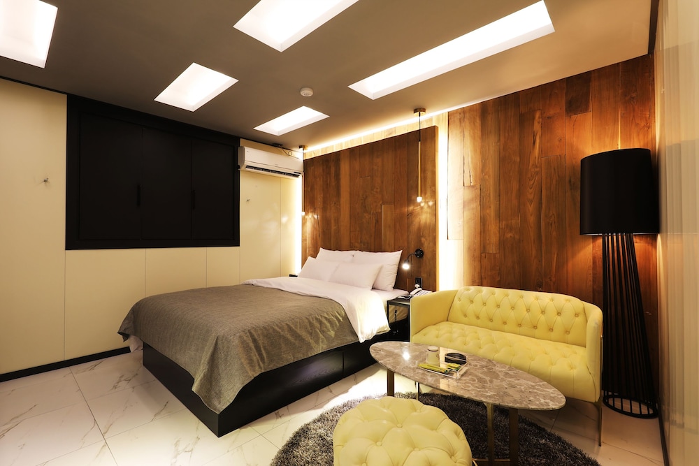 Standard Double Room - Photo 12