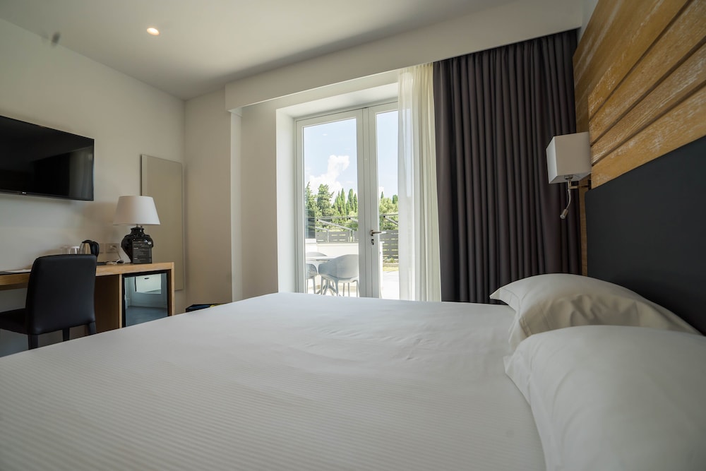 Deluxe Double or Twin Room - Photo 10