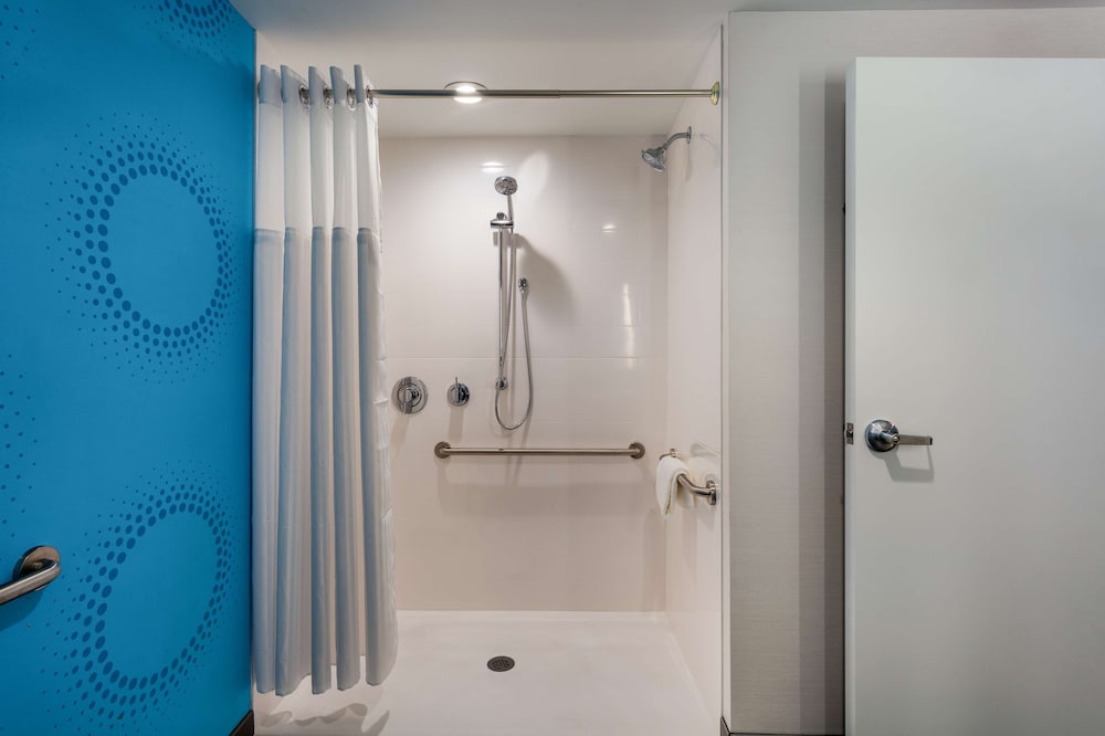 Room, 2 Queen Beds (Roll-In Shower) - Photo 2