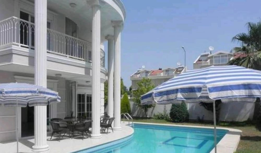 Villa photo 2