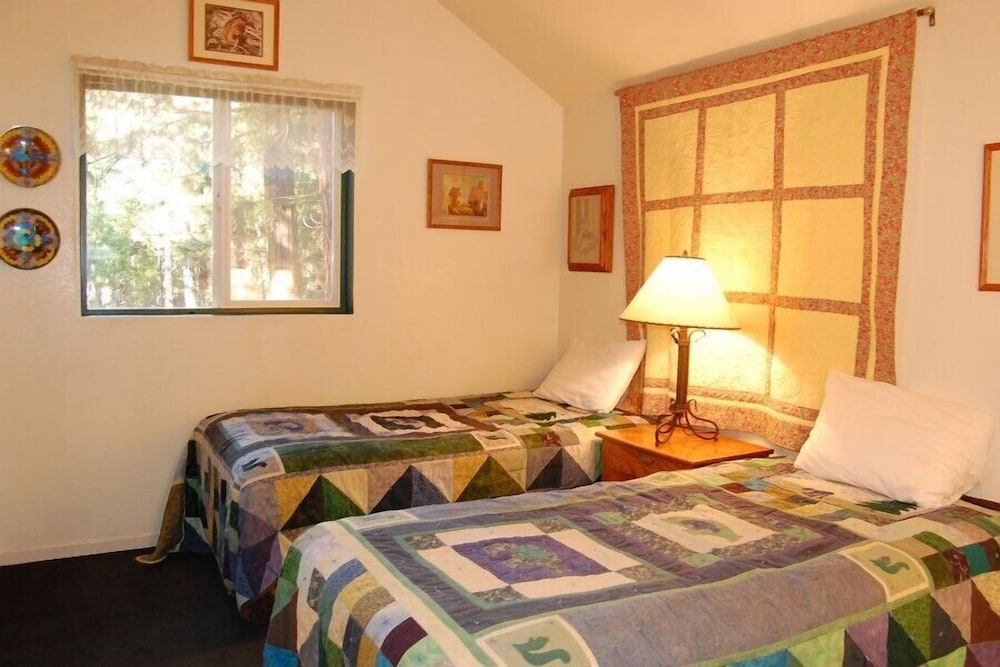 Bear Crossing, 2 Bedrooms - 2592 Van Campen Way, Wawona, CA 95389