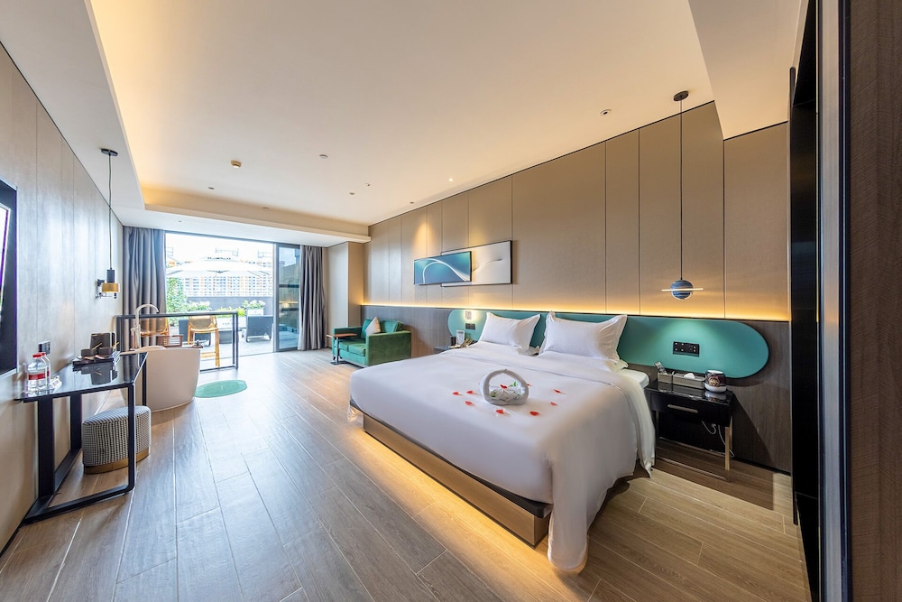 Signature Room, 1 King Bed, Balcony