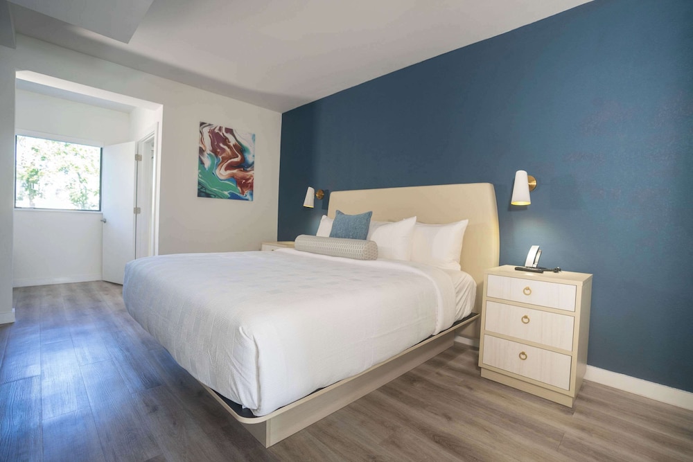 Suite, 1 King Bed with Sofa bed, Non Smoking (2 Person Sofa Bed)