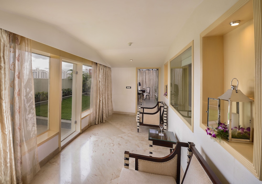 Zuri Junior Suite with King Size Bed (two ways Airport transfers included) - Photo 6