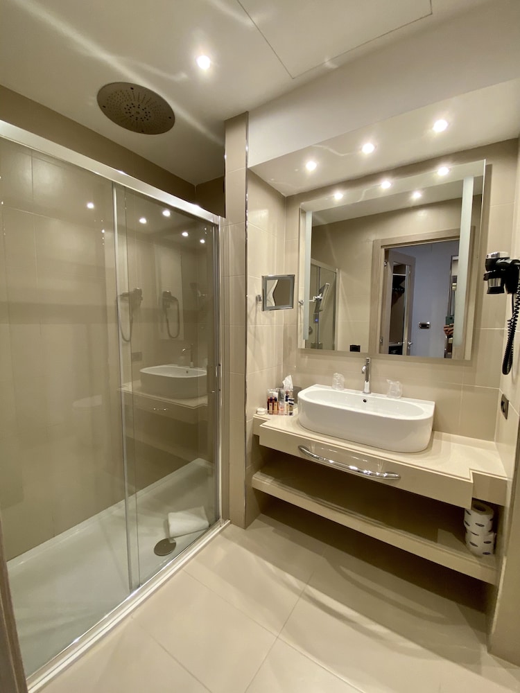 Luxury Suite thumbnail 6