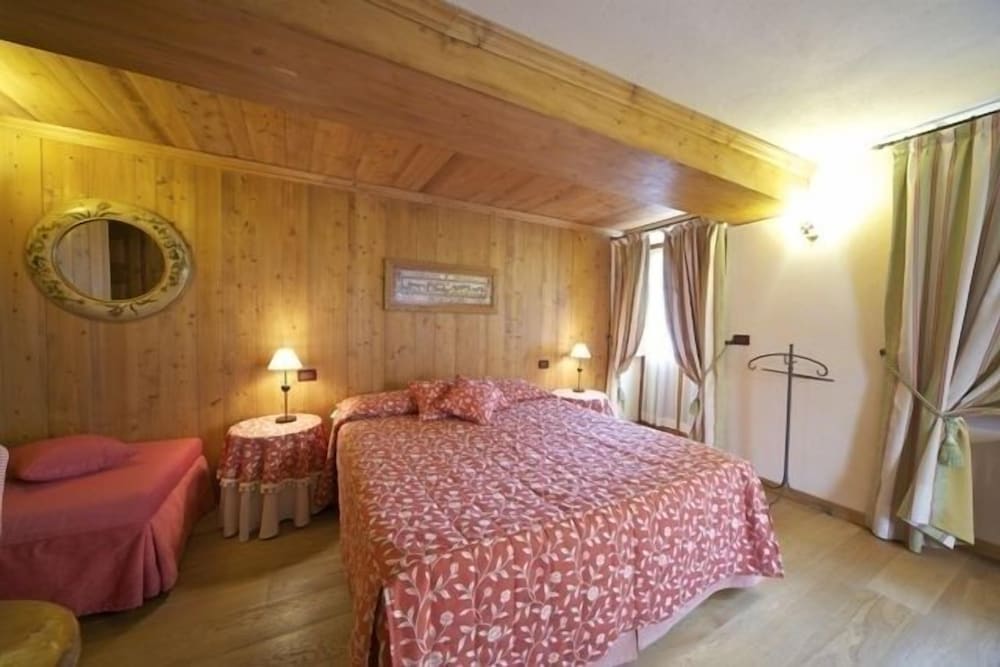 Junior Double Room, 1 Double Bed, Mountain View, Garden Area photo 1